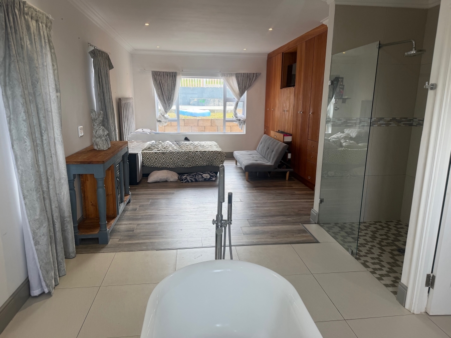 5 Bedroom Property for Sale in Dana Bay Western Cape